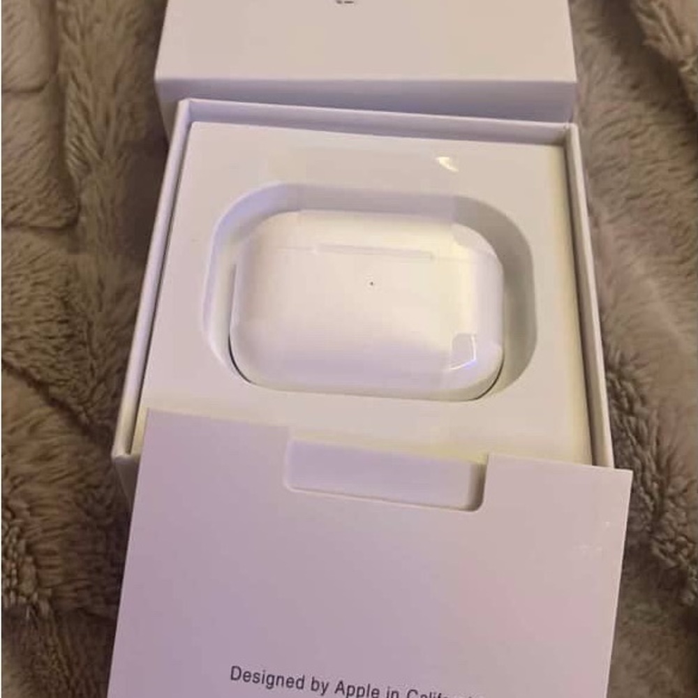 Apple AirPods Pro 2nd in White Case